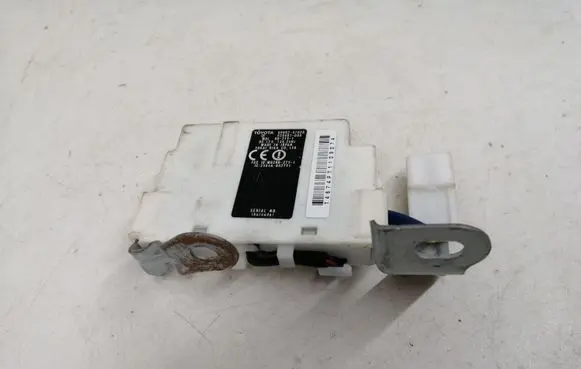 Toyota Prius (XW20) Door central lock control unit/module 8999247020 626467000 2584AR02TY1