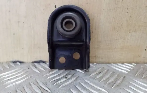 Volvo S40, V40 Radiator mount bracket MB925655