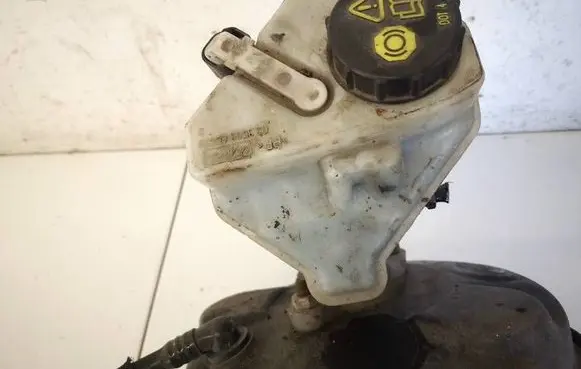 Volvo V70 Brake fluid reservoir 03350885571