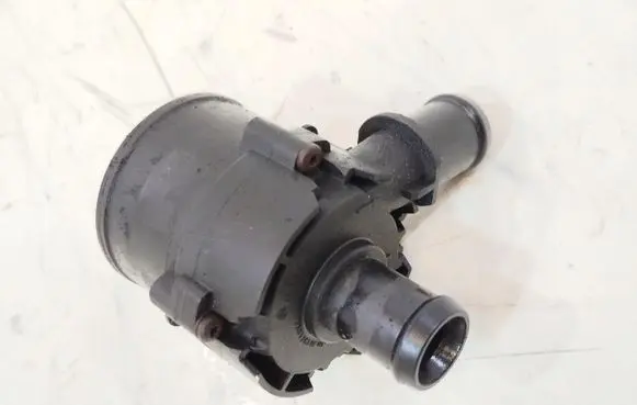 Volkswagen PASSAT B8 Water pump 5G0965561