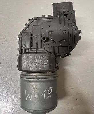 Volkswagen PASSAT B5.5 Wiper motor 3B1955113D 0390241528 040327J