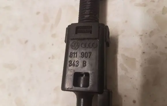 Volkswagen PASSAT B5 Brake pedal sensor switch 811907343B