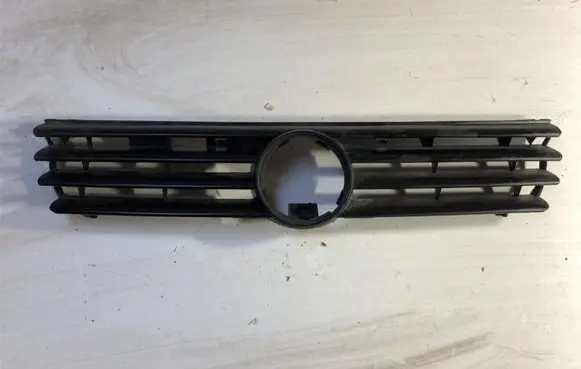 Volkswagen PASSAT B4 Front bumper upper radiator grill