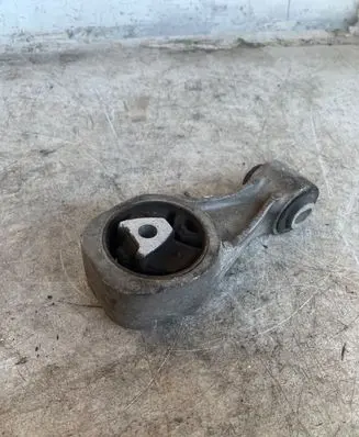 Nissan Juke I F15 Engine mount bracket