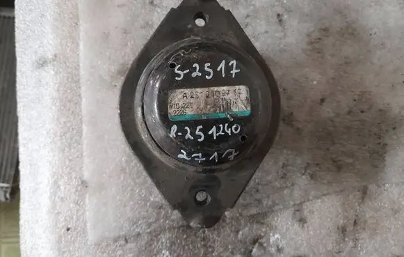 Mercedes-Benz R W251 Engine mount bracket a2512402717 2512402717