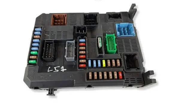 Peugeot 208 I Fuse module 9807531680