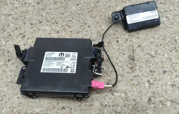 Chrysler Pacifica Keyless (KESSY) go control unit/module P68500152AA 1030230874