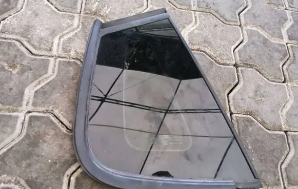 Peugeot 2008 I Rear side window 43R00048 E00025520C DOT24M189AS2