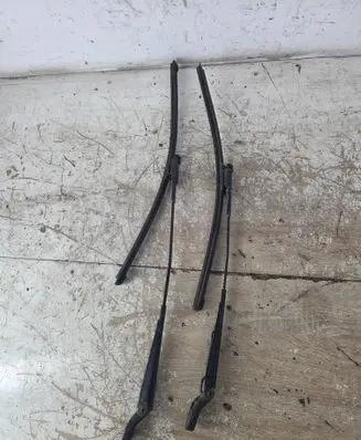 Front wiper blade arm
