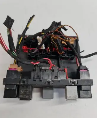 Volkswagen PASSAT B6 Fuse module 3C0937049A H52S2002 F005V00631