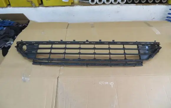 Volkswagen Golf VII Front bumper lower grill