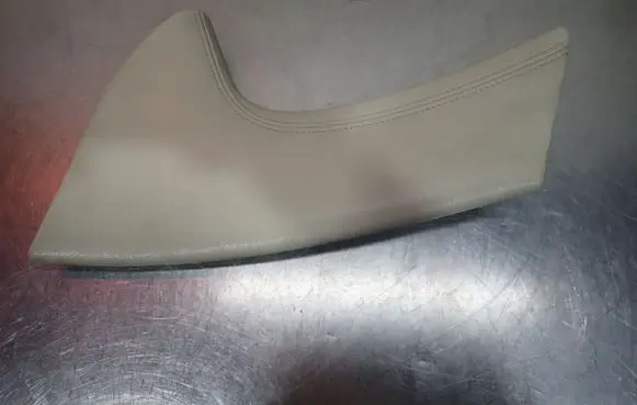 Infiniti M Centre console side trim front 68135-1MA0A