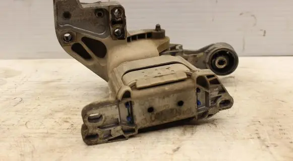 Peugeot 508 Engine mounting bracket 968584718000