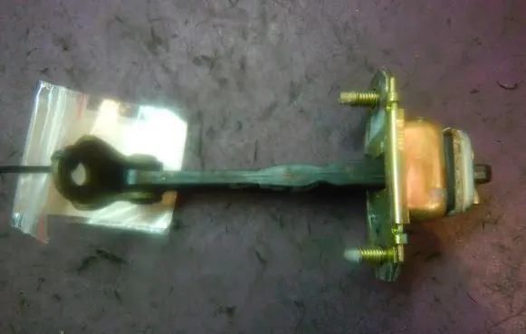 Subaru Impreza II Front door check strap stopper