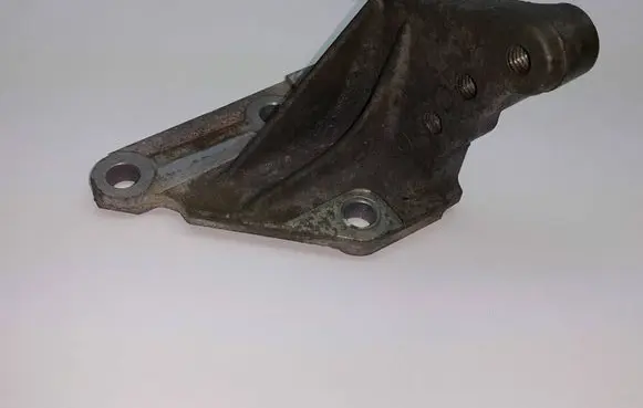 Nissan Murano Z50 Engine mounting bracket