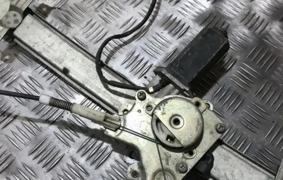 Hyundai Lantra I Front door window regulator motor