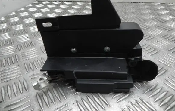 Dacia Sandero Front door lock F019