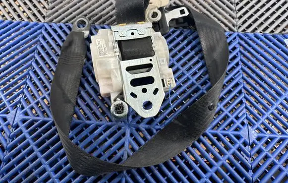 Lexus CT 200H Front seatbelt J082501