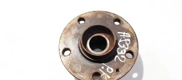 Skoda Octavia Mk2 (1Z) Front wheel hub