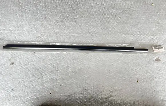 Toyota Camry Front door glass trim molding 7572033040BLCP 7572033040
