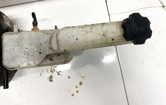 Hyundai Trajet Brake fluid reservoir 