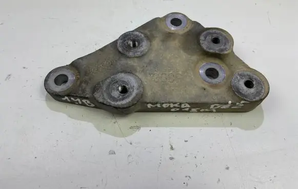 Opel Mokka X Engine mounting bracket