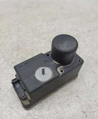 Volkswagen Golf III Central locking vacuum pump 1H0962257