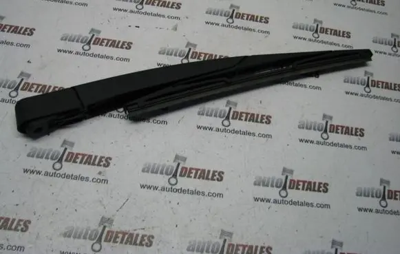 Nissan Qashqai+2 Rear wiper blade arm