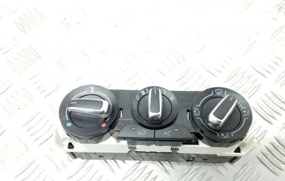 Audi A1 Climate control unit 8X0820045A