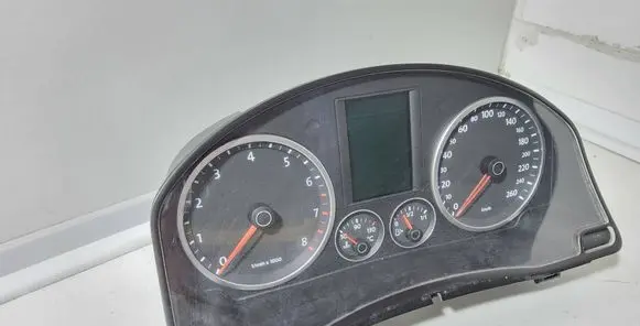 Volkswagen Tiguan Speedometer (instrument cluster) 5N0920870C 1808081114 V0004000