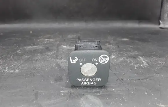 Toyota Avensis T270 Passenger airbag on/off switch NOCODE