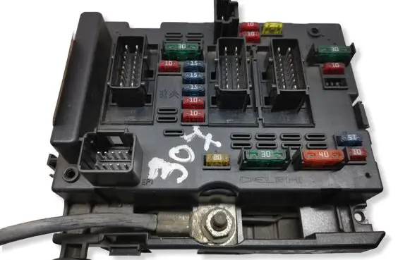 Peugeot 307 Fuse module 9650663980 32939907