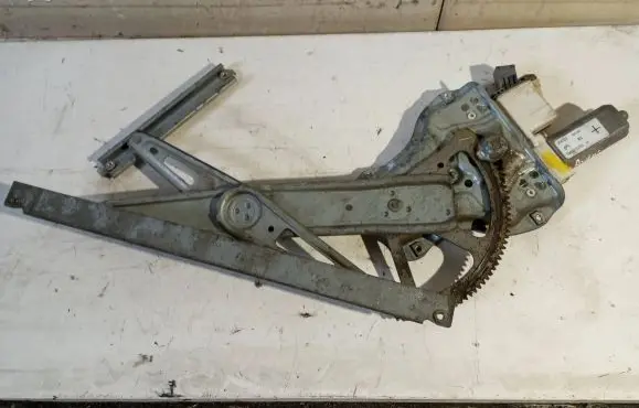 Toyota Avensis T250 Front door window regulator motor 6982005050 994023 280106
