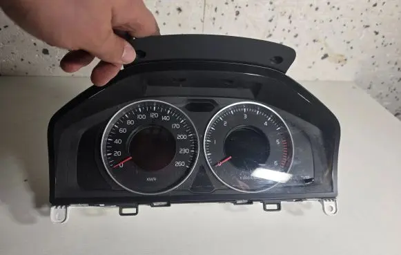 Volvo V60 Speedometer (instrument cluster) 31343323AA 69799560U
