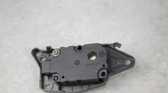 Mercedes-Benz A W176 Air flap motor/actuator CZ1139300857 CZ1139300857ND8