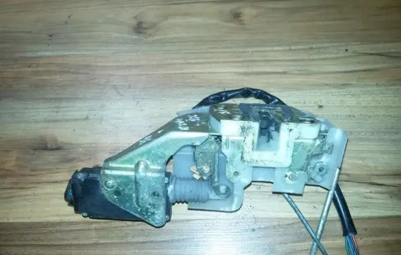 Mazda 323 Front door lock