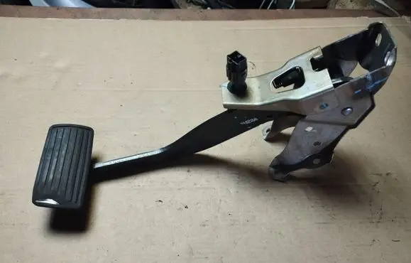 Honda Element Brake pedal 5H22A