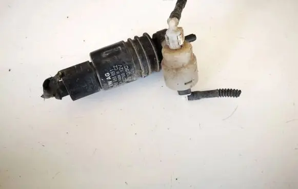 Volkswagen Tiguan Windscreen/windshield washer pump 1k6955651