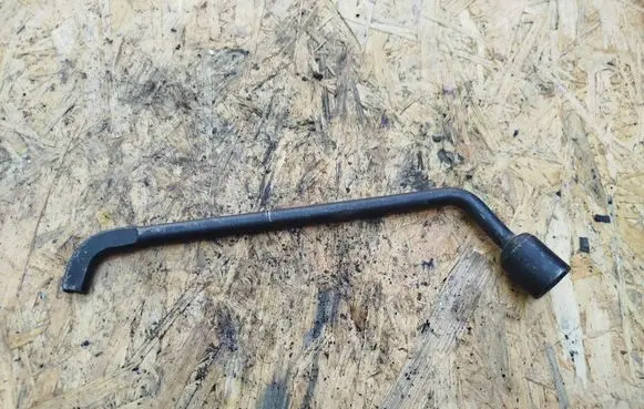 BMW 3 E36 Wheel nut wrench 