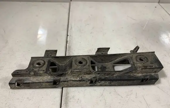Volkswagen PASSAT B6 Front bumper mounting bracket 3C0807184