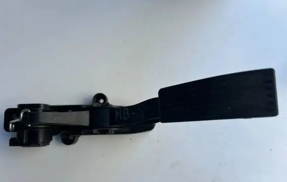 Mercedes-Benz A W169 Accelerator throttle pedal A1693000304 00013