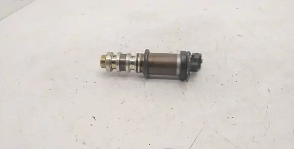 BMW 3 E90 E91 Camshaft vanos timing valve 13151279 1136 7584115