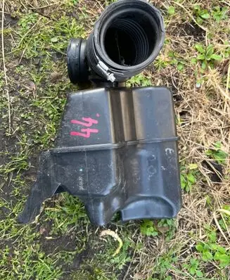 BMW 5 E60 E61 Intake resonator 7571463