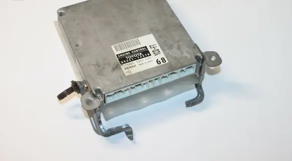 Toyota Corolla E120 E130 Engine control unit/module 8966113270