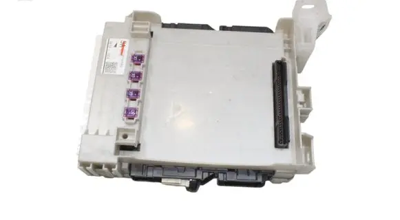 Toyota Prius (XW50) Fuse module 8273047560