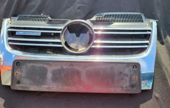 Volkswagen Jetta V Front bumper upper radiator grill 1K5853651