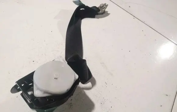 Mazda 3 II Middle seatbelt (rear) c7102010