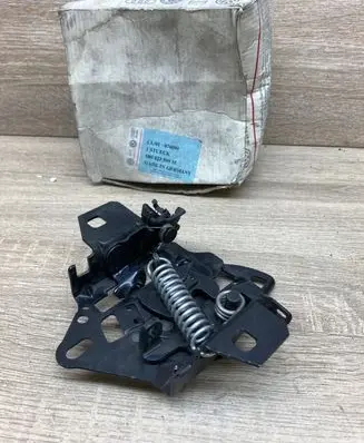 Volkswagen PASSAT B5 Engine bonnet/hood lock/catch 3B0823509M