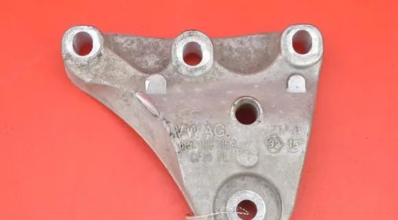 Engine mount vacuum valve