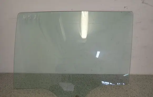 Mazda 5 Sliding door window/glass 